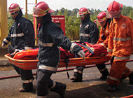 Tim gabungan VICO Indonesia dan Total E&P Indonesie bahu membahu melakukan evakuasi korban