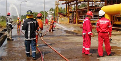 Tim Fire & Rescue VICO Indonesia berupaya menjinakkan api di area TRF Muara Badak