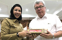 Bupati Rita Widyasari memberikan cenderamata kepada Vice President CIOFF Norbert Mueller