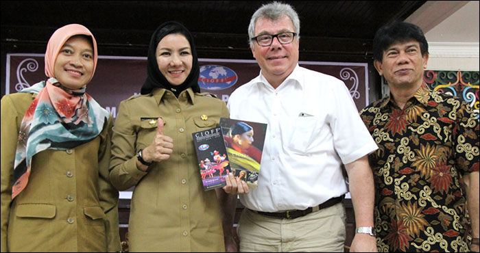 Kepala Dinas Pariwisata Kukar Sri Wahyuni, Bupati Rita Widyasari, VP CIOFF Norbert Mueller dan Presiden CIOFF Indonesia Said Rachmat foto bersama usai jumpa pers terkait persiapan Kukar sebagai tuan rumah Kongres Dunia CIOFF pada Oktober 2017 mendata