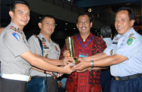 Wabup Kukar HM Ghufron Yusuf (kedua dari kanan) bersama Kapolres AKBP Mukti Juharsa, Kasat Lantas AKP Yovan Fatika dan Kepala Dishub Marsidik dengan bangga menunjukkan trofi WTN yang berhasil diraih Kukar