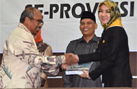 Kepala BPK RI Perwakilan Kaltim menyerahkan dokumen LHP BPK RI kepada Bupati Rita Widyasari dan Ketua DPRD Kukar Salehuddin