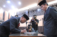 Al Qomar menandatangani berita acara peresmian dirinya sebagai Wakil Ketua DPRD Kukar