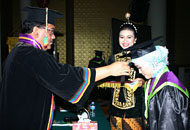 Rektor Unikarta Prof Dr Aswin ketika mewisuda salah seorang sarjana Unikarta