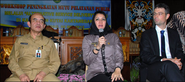 Bupati Rita Widyasari didampingi Staf Ahli Mendagri Saut Situmorang dan Laurent Tyer dari IPAC Kanada saat memberikan keterangan pers