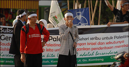 Para aktivis yang tergabung dalam AAPP membagi-bagikan selebaran kepada para pengguna jalan