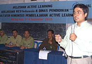 Satria Iman Pribadi ketika memaparkan metode Active Learning dihadapan para guru SD/MI se-Marang Kayu