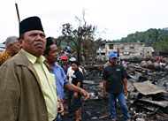Pjs Bupati Kukar H Awang Dharma Bakti ketika meninjau lokasi kebakaran di Desa Loa Duri, Minggu (16/01) siang