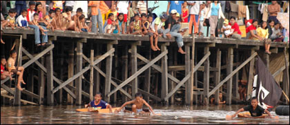 Suasana lomba begubang di sungai Tenggarong yang diikuti puluhan bocah lelaki dari pemukiman Tanjong