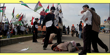 Aksi teatrikal dari Kreativa Centre Kukar turut mewarnai aksi solidaritas kemanusiaan bagi Palestina-Lebanon dan Pangandaran