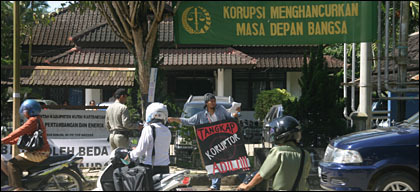 Aksi demo tunggal Buyung Marajo di jalan protokol kota Tenggarong yang menarik perhatian warga