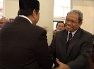 Prof Dr Ir Hadi S Ali Kodra (kanan) ketika menerima ucapan selamat dari Bupati Kukar