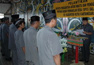 Wabup Samsuri Aspar saat melantik dan mengesahkan anggota BPD PAW dari tiga kecamatan di Kukar.