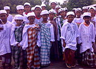 Para bocah Desa Tani Baru, Kecamatan Anggana, usai mengikuti khitanan massal