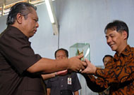 Wabup Samsuri Aspar menyerahkan cendramata khas Kukar kepada Dirjen PMD Depdagri Ayib Muflich disaksikan Asisten I Pemprov Kaltim Syahruddin usai peluncuran program PMD Mahakam