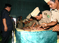 Wabup Samsuri Aspar (kiri) menyaksikan para pengurus Apdesi dari 6 kecamatan wilayah hulu menandatangani berita acara pelantikan di Kota Bangun tadi pagi