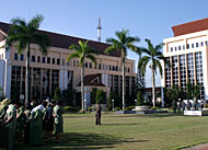 Suasana apel pagi di Kantor Bupati Kukar, Tenggarong, yang mulai diaktifkan lagi sejak 24 Januari 2005
