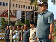 Bupati Kukar Drs Hadi Sutanto (kanan) ketika memimpin apel pagi di Kantor Bupati Kukar