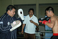 Chris John (kanan) saat berlatih dengan HM Arsyad sebelum pertarungan melawan Jose Cheo Rojas tahun lalu