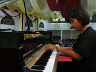 Ary Sutedja saat mencoba piano dalam sesi latihan di gedung Putri Junjung Buyah, Tenggarong, tadi malam