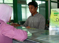 Petugas PT Askes Tenggarong saat melayani seorang peserta asuransi