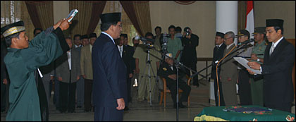 HM Aswin ketika diambil sumpah jabatannya sebagai Sekkab Kukar oleh Pj Gubernur Kaltim Tarmizi Abdul Karim