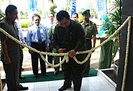 Sekkab Kukar Haryanto Bachroel saat meresmikan ATM Center di lingkungan Kantor Bupati Kukar