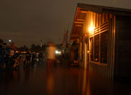 Banjir akibat air pasang sungai Mahakam mencapai puncaknya pada malam hari