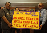 Wabup Samsuri Aspar menerima bantuan secara simbolis dari Bank Mandiri yang diserahkan Lambang Sulistyono