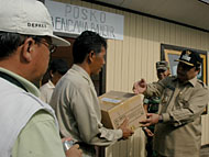 Wabup H Samsuri Aspar menyerahkan bantuan obat-obatan Depkes RI kepada petugas Posko Bencana Banjir Kecamatan Muara Wis