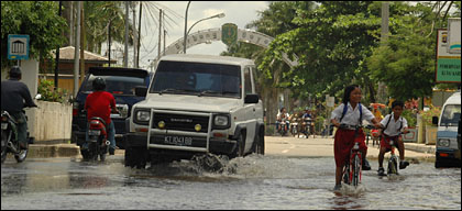 Luapan air sungai Mahakam yang menggenangi Jalan Diponegoro, Tenggarong