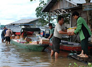 Suasana penyaluran bantuan sembako untuk korban banjir di pedalaman Mahakam