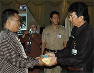 Plt Sekkab Kukar HM Husni Thamrin (kanan) menyerahkan bantuan dana kepada salah seorang perwakilan parpol non kursi DPRD Kukar