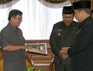 Ketua Tim Pansus DPRD Barito Utara Junaidi (kiri) ketika menyerahkan cendrramata dengan Ketua DPRD Kukar H Bachtiar Effendi (kanan) disaksikan Pj Bupati Kukar Hadi Sutanto