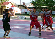 Hendra (tengah) dari tim Unikarta mencoba menghalangi shooting yang dilakukan Antho (kiri) dari Ketopong College