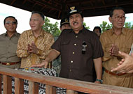Bupati Kukar H Syaukani HR menekan tombol conveyor dimulainya pemuatan dan pengapalan perdana batubara PT MSJ