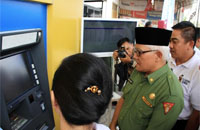 Pj Bupati Chairil Anwar mencoba layanan pembayaran PBB via ATM Bank BPD Kaltim