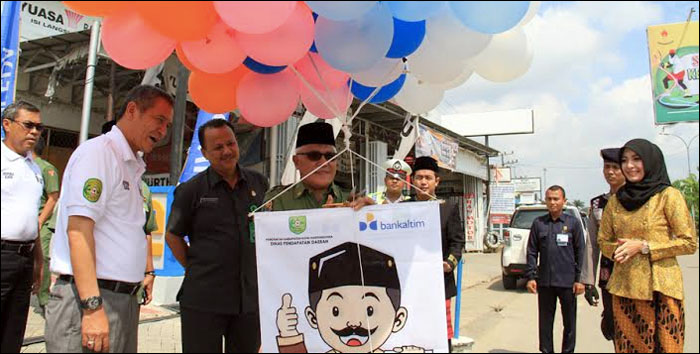Pj Bupati Kukar H Chairil Anwar melepas balon pada peluncuran program SIBAPAK BUMBA kerjasama antara Dispenda Kukar dengan Bank BPD Kaltim Cabang Tenggarong