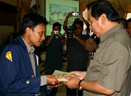 Bupati Kukar H Syaukani HR secara simbolis menyerahkan beasiswa bagi mahasiswa IPB Bogor yang diwakili Bayu Eka Yulian