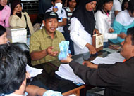 Para mahasiswa Unikarta saat menerima beasiswa beberapa waktu lalu. Kini Pemkab Kukar kembali membuka kesempatan bagi mahasiswa asal Kukar untuk mengajukan permohonan beasiswa