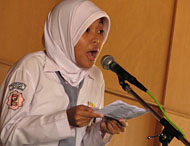 Gaya salah seorang pelajar SMAN 3 Unggulan Tenggarong membacakan puisi pilihannya