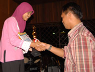 Direktur Kawasan Behonjor Thauhid Afrilian Noor menyerahkan hadiah kepada Juara I Lomba Mading Tingkat SLTP/SLTA