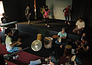 Suasana latihan di Studio Mini Bintek oleh para pendukung pagelaran seni dalam rangka peringatan Maulid Nabi Muhammad SAW