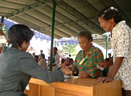 Proses pembagian BLT di Kantor Pos Tenggarong yang berjalan tertib dan lancar