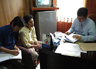 Efri Novianto (tengah) dan Junaidi dari BOM Kukar ketika diterima Kasat Reskrim Polres Kukar Nandang Mukmin SIK