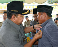 Bupati Kukar Hadi Sutanto saat memasang tanda jabatan kepada salah seorang PAW BPD