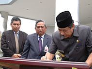 Bupati Kukar H Syaukani HR (kanan) saat menandatangani prasasti peresmian gedung BPD Kaltim Cabang Tenggarong yang baru