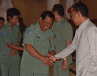 Ketua KPUD Kukar Ishack Iskandar (kanan) didampingi Asisten I HA Ridwan Syahranie saat bersilaturahmi dengan 72 anggota PPK se-Kukar dalam acara Halal Bi Halal dan Pembubaran PPK se-Kukar