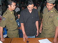 Wartawan yang mengambil bingkisan berupa uang tunai Rp 500 ribu wajib mencelupkan jarinya ke dalam botol tinta layaknya usai pemungutan suara saat Pemilu