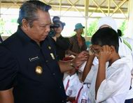 Wabup Samsuri Aspar saat menyerahkan kacamata gratis untuk membantu warga tidak yang mampu